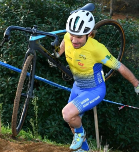 coureur GSM faisant du cyclo cross